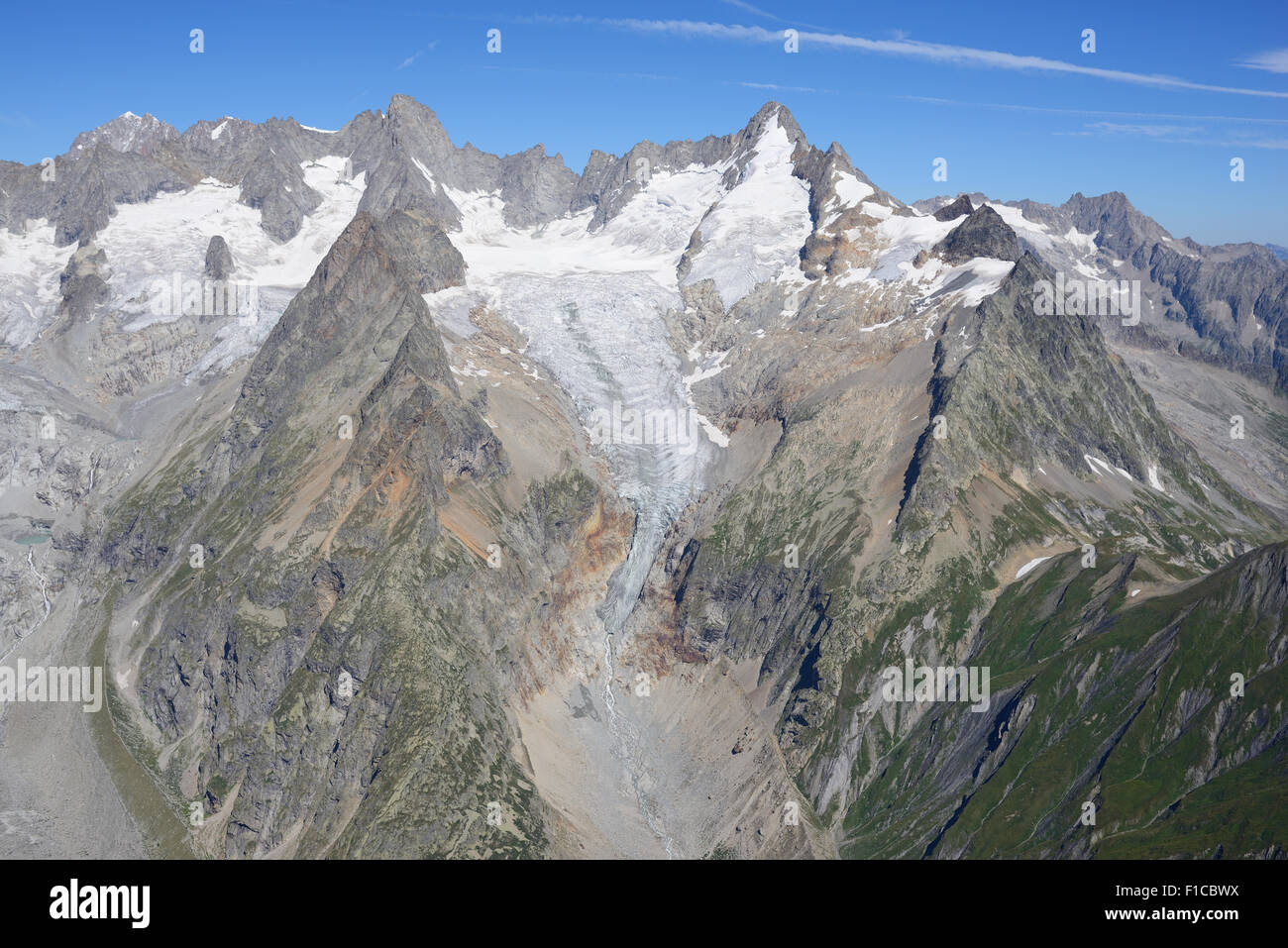 VISTA AÉREA. Aiguille de Triolet (elevación: 3870m) y Mont Dolent (elevación: 3820m). Val Ferret, Courmayeur, Valle de Aosta, Italia. Foto de stock