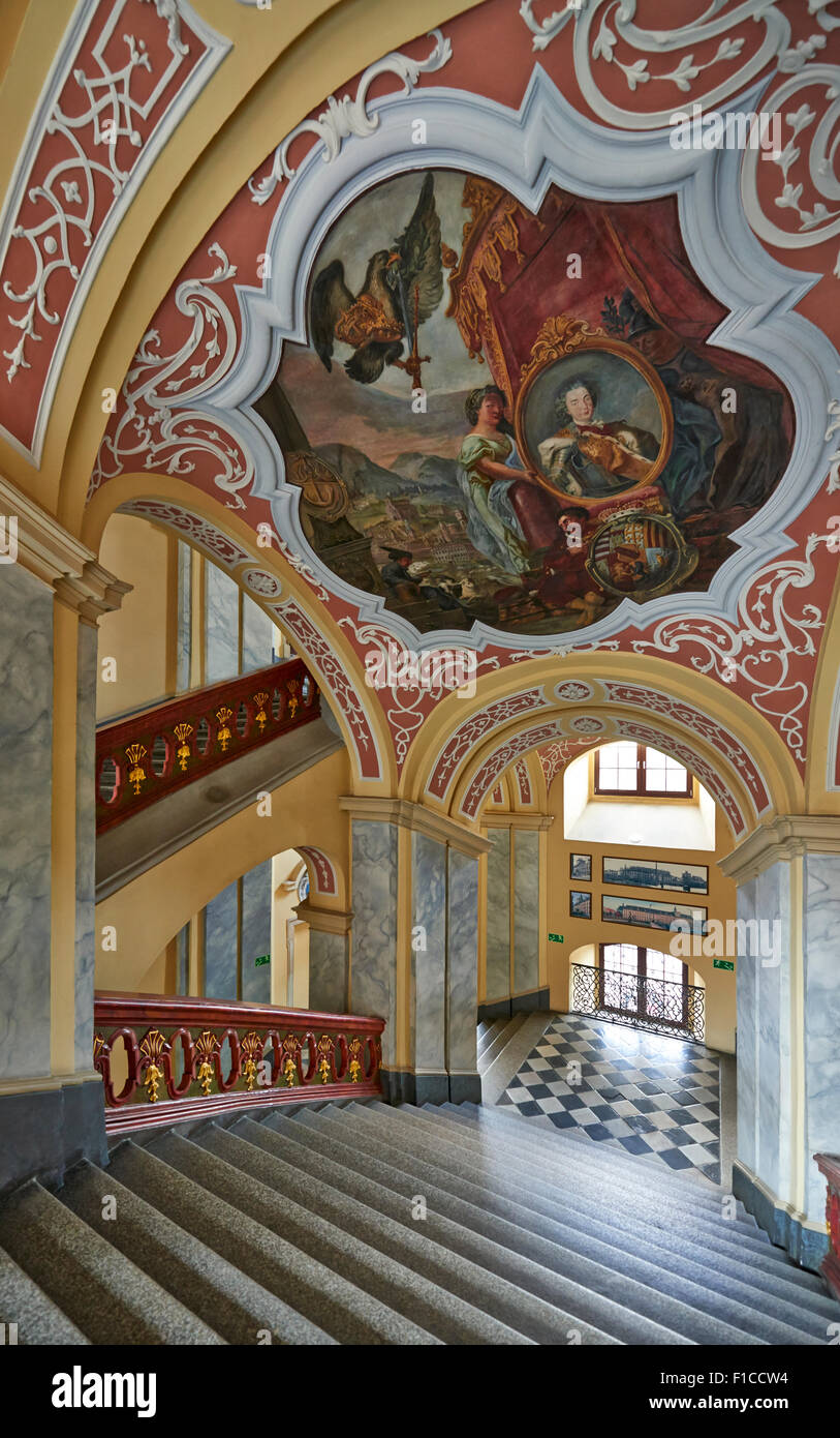Escalera, vista desde el interior de la Universidad de Wroclaw, Polonia Foto de stock
