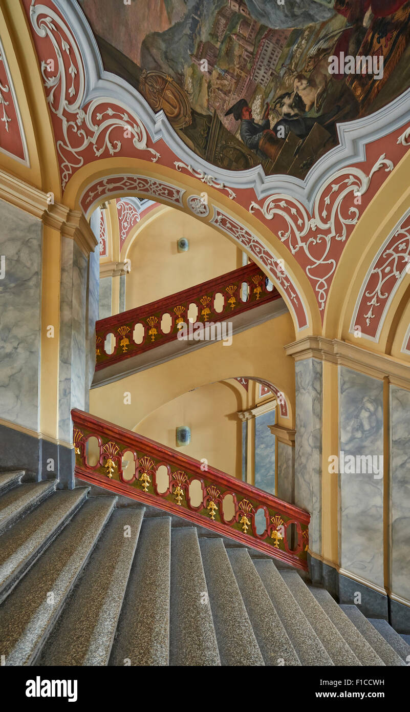 Escalera, vista desde el interior de la Universidad de Wroclaw, Polonia Foto de stock