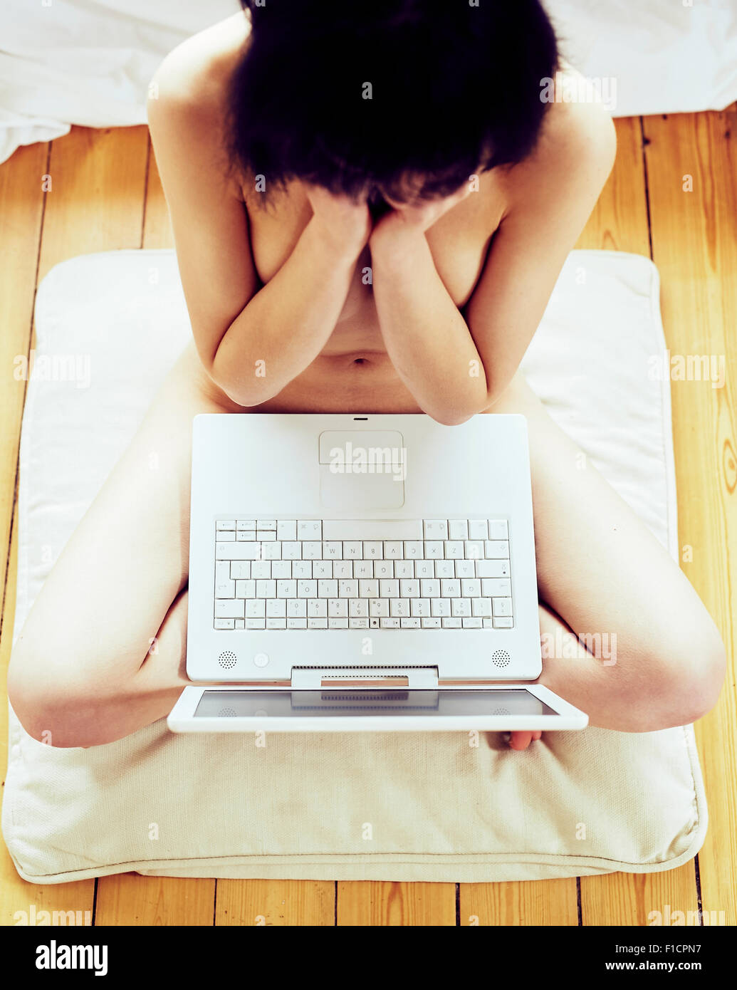 Chica desnuda se sentó con portátil Fotografía de stock - Alamy