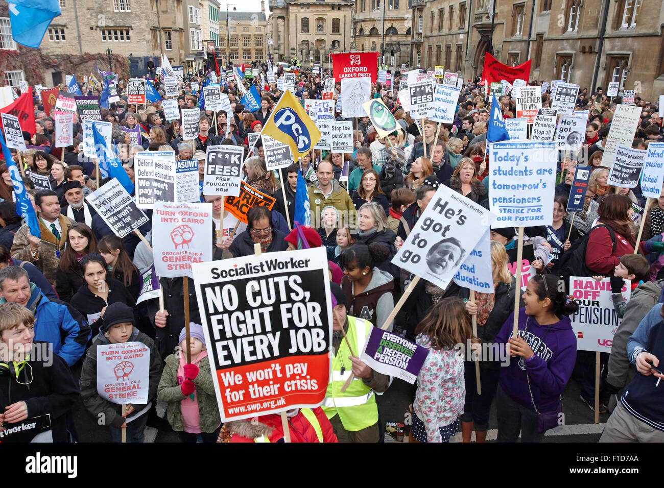 La gente marcha por el centro de Oxford, en apoyo de la generalización de la n30 huelga del sindicato del sector público sobre los derechos de pensión Foto de stock