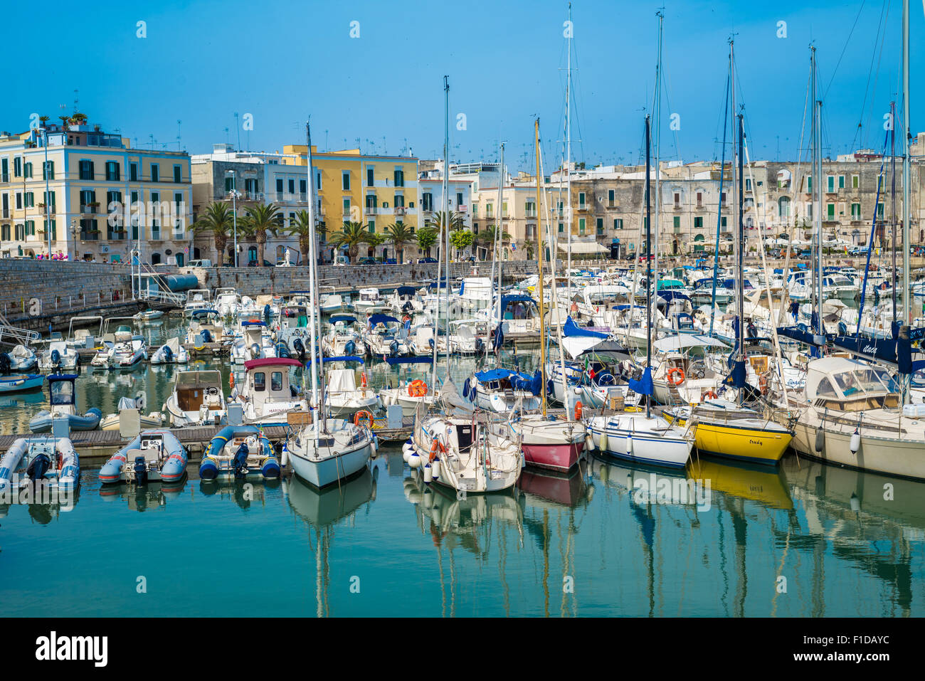 Trani, pintoresca ciudad en el mar Adriático, Puglia, Italia Foto de stock