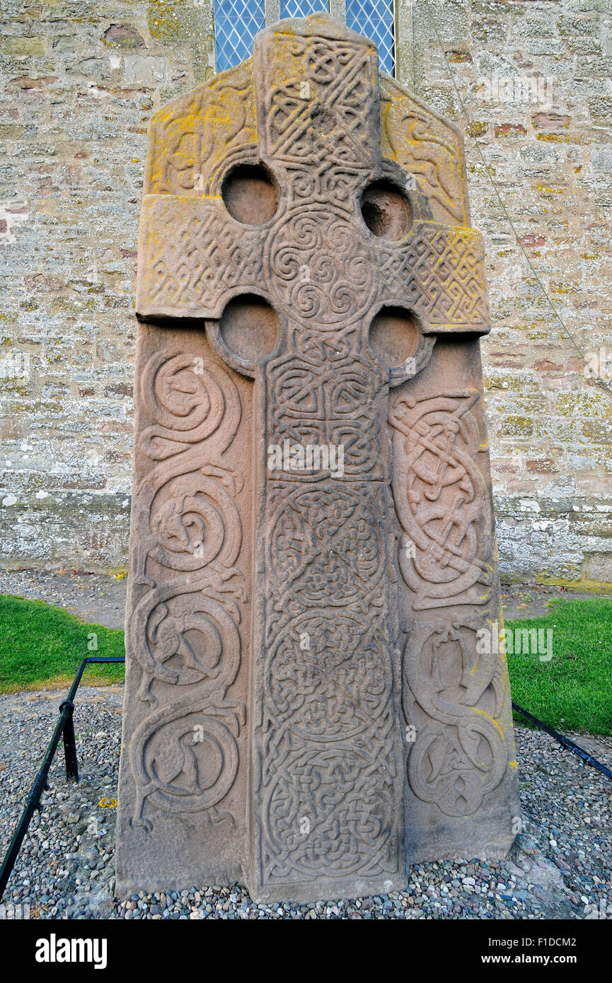 La Cruz Kirkyard Aberlemno Slab, una clase II de piedras Pictish en Angus, Escocia Foto de stock