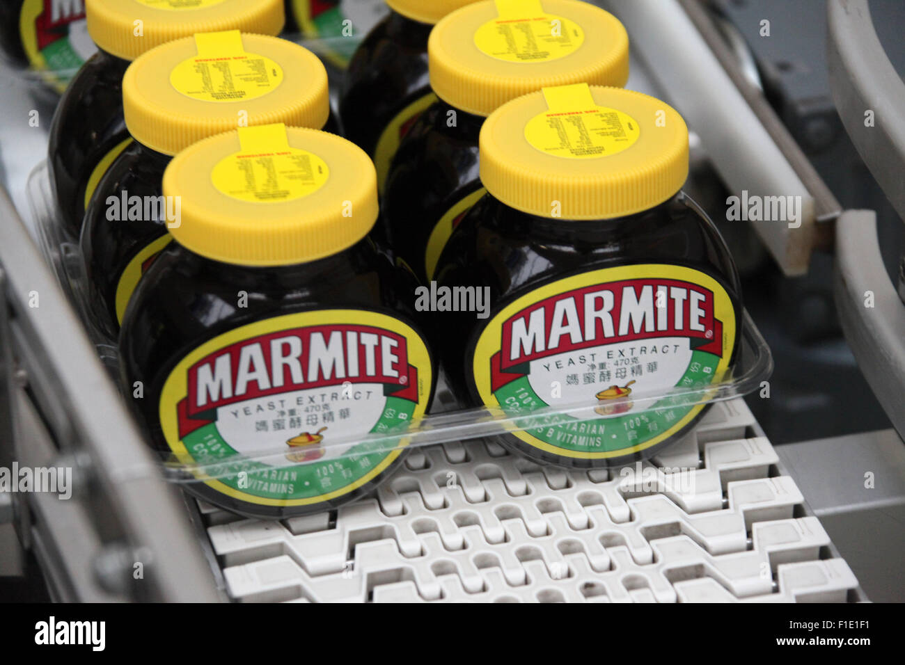Marmite frascos en la línea de producción en la fábrica de Unilever en
