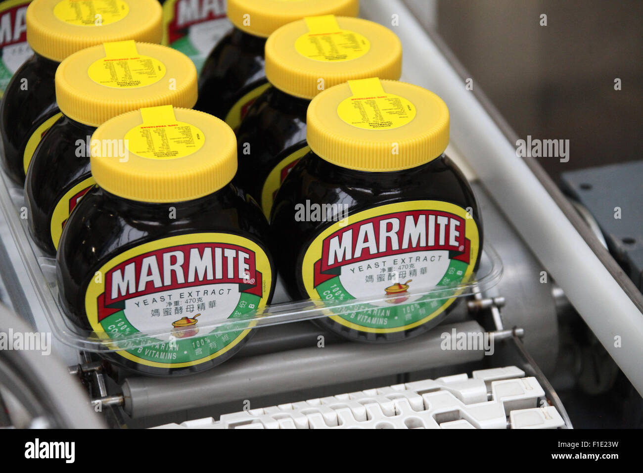 Marmite frascos en la línea de producción en la fábrica de Unilever en