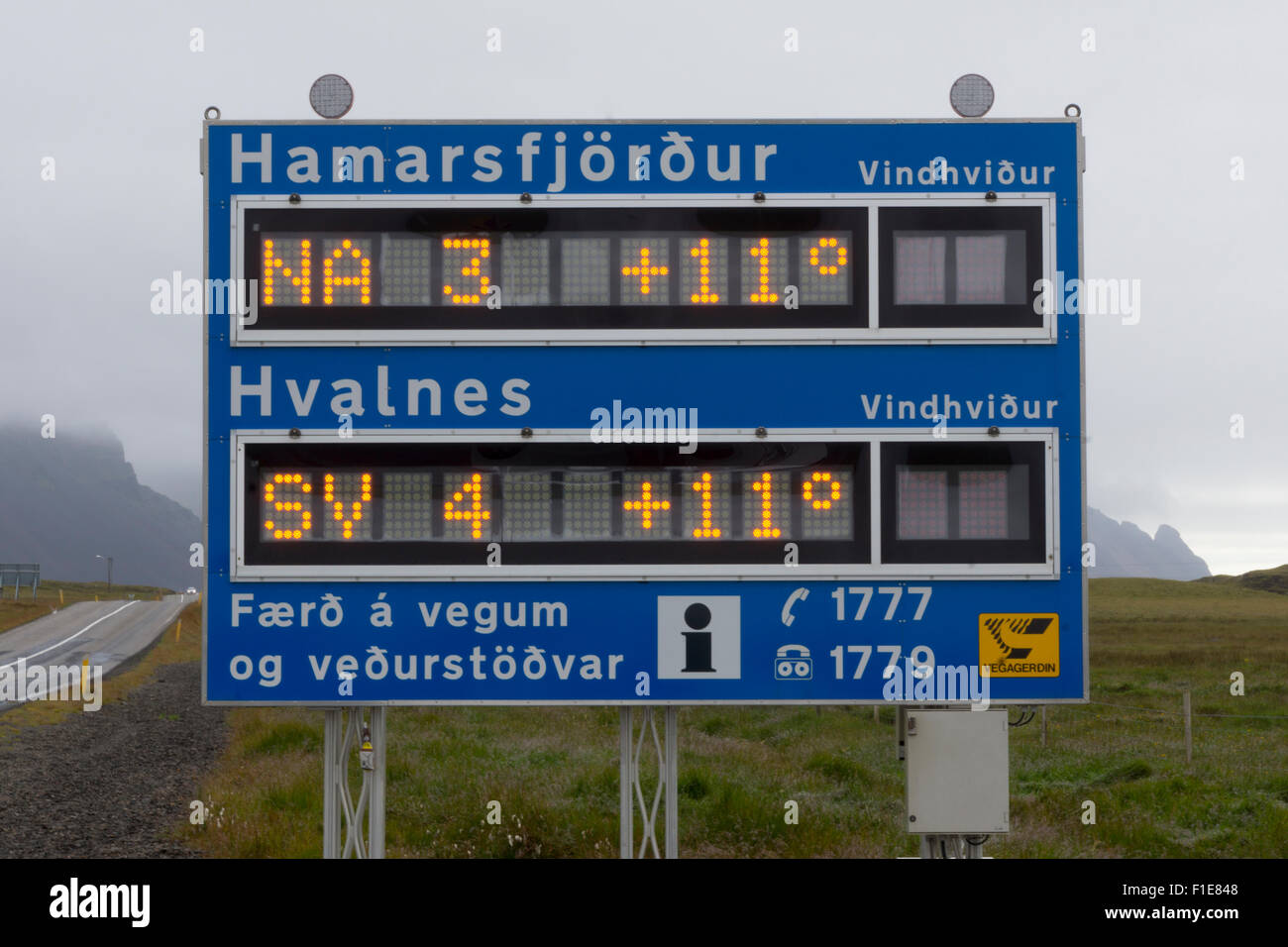 Un panel de información con temperaturas que muestran un día frío con sólo 11 grados Celsius en agosto durante el día, adyacente a la carretera 1 en Islandia Foto de stock
