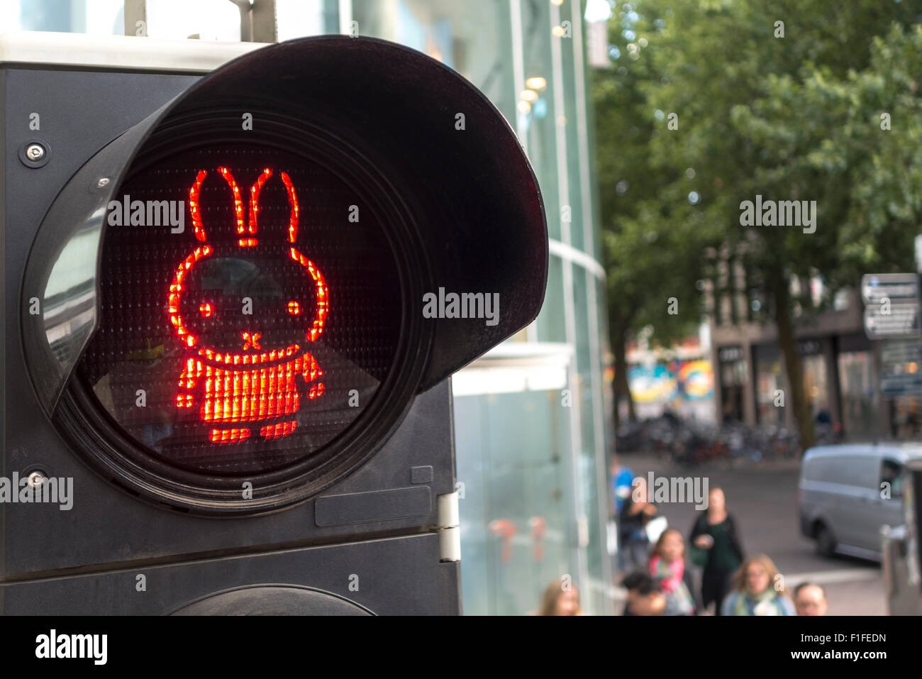 Utrecht publicado sobre Miffy paso de peatones con semáforos. Foto de stock