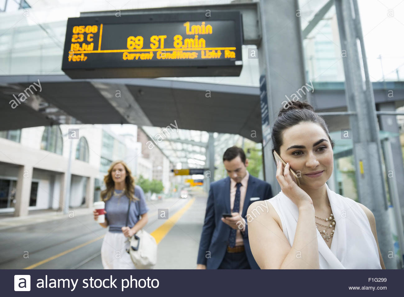 Gente de negocios esperando en la estación de tren plataforma Foto de stock