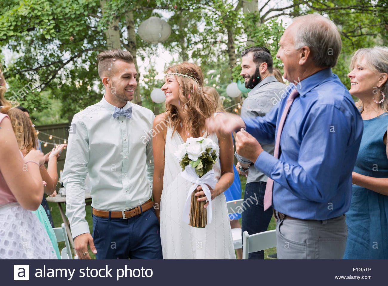 Los huéspedes de palmas para la novia y el novio backyard boda Foto de stock