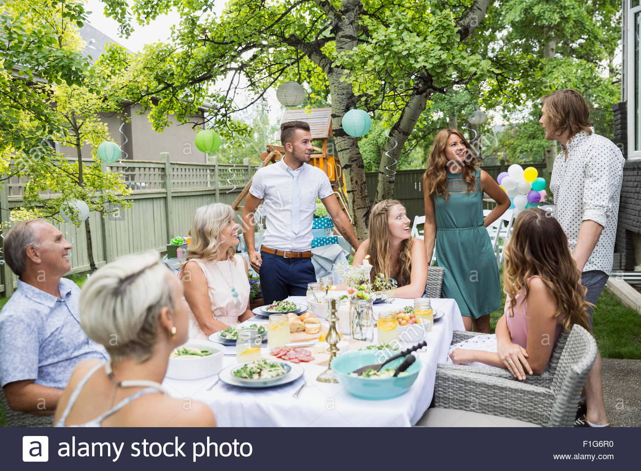 Fiesta en el jardín disfrutando de la familia almuerzo en el patio Foto de stock
