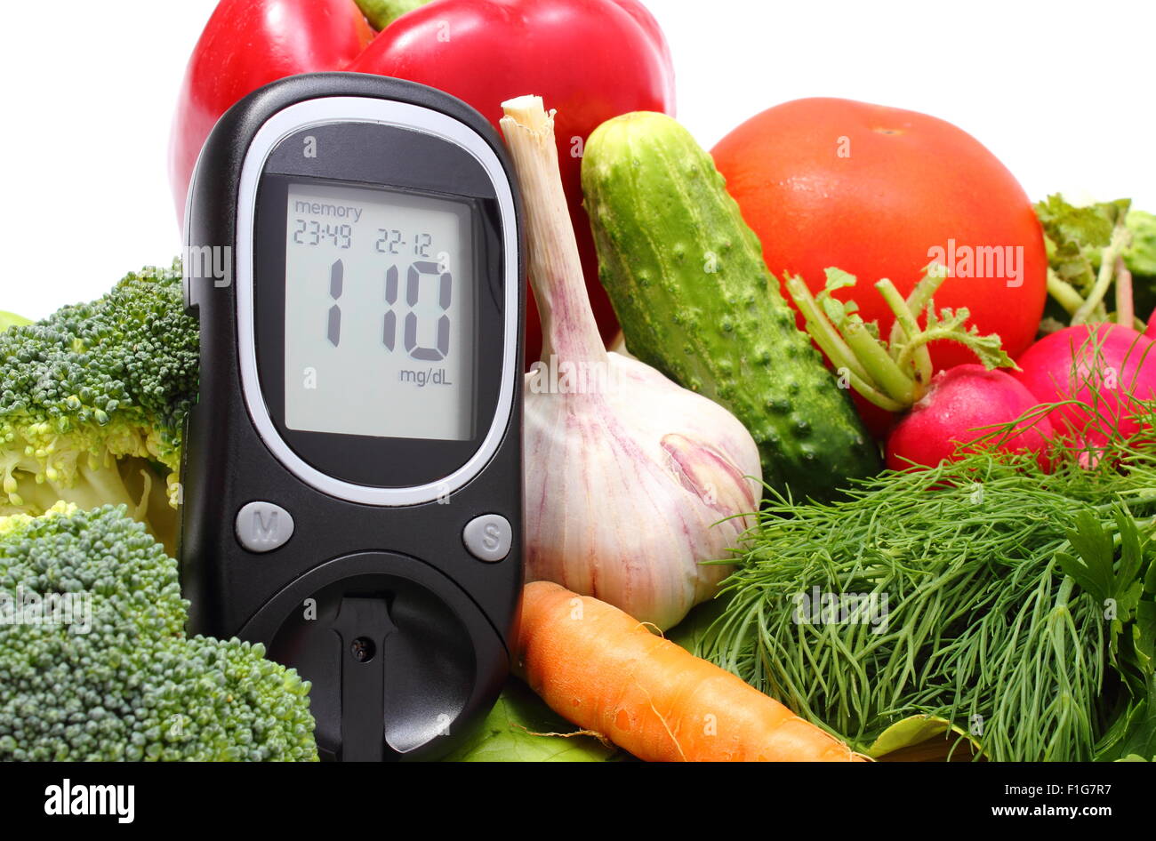 Medidor de glucosa y maduras frescas verduras crudas, escritorio saludable de verduras orgánicas, concepto para comer saludable y diabetes. Foto de stock