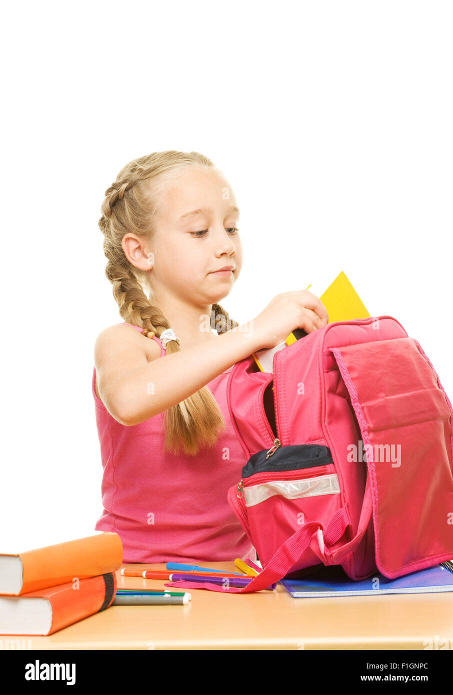 Сложив в портфель. Ребенок собирает портфель. Ребенок собирает портфель в школу. Собираем портфель в школу. Девочка собирается в школу.