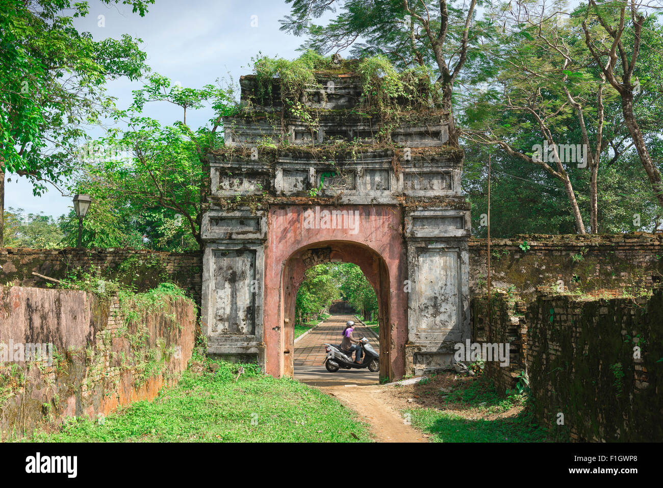 Vietnam Hue ciudadela, una antigua casa-puerta dentro de los jardines de la Ciudadela Imperial en Hue, Vietnam central. Foto de stock