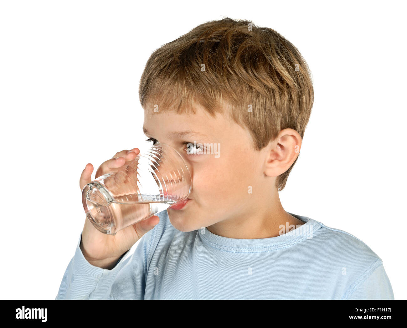 Niño bebe agua de un vaso Fotografía de stock - Alamy