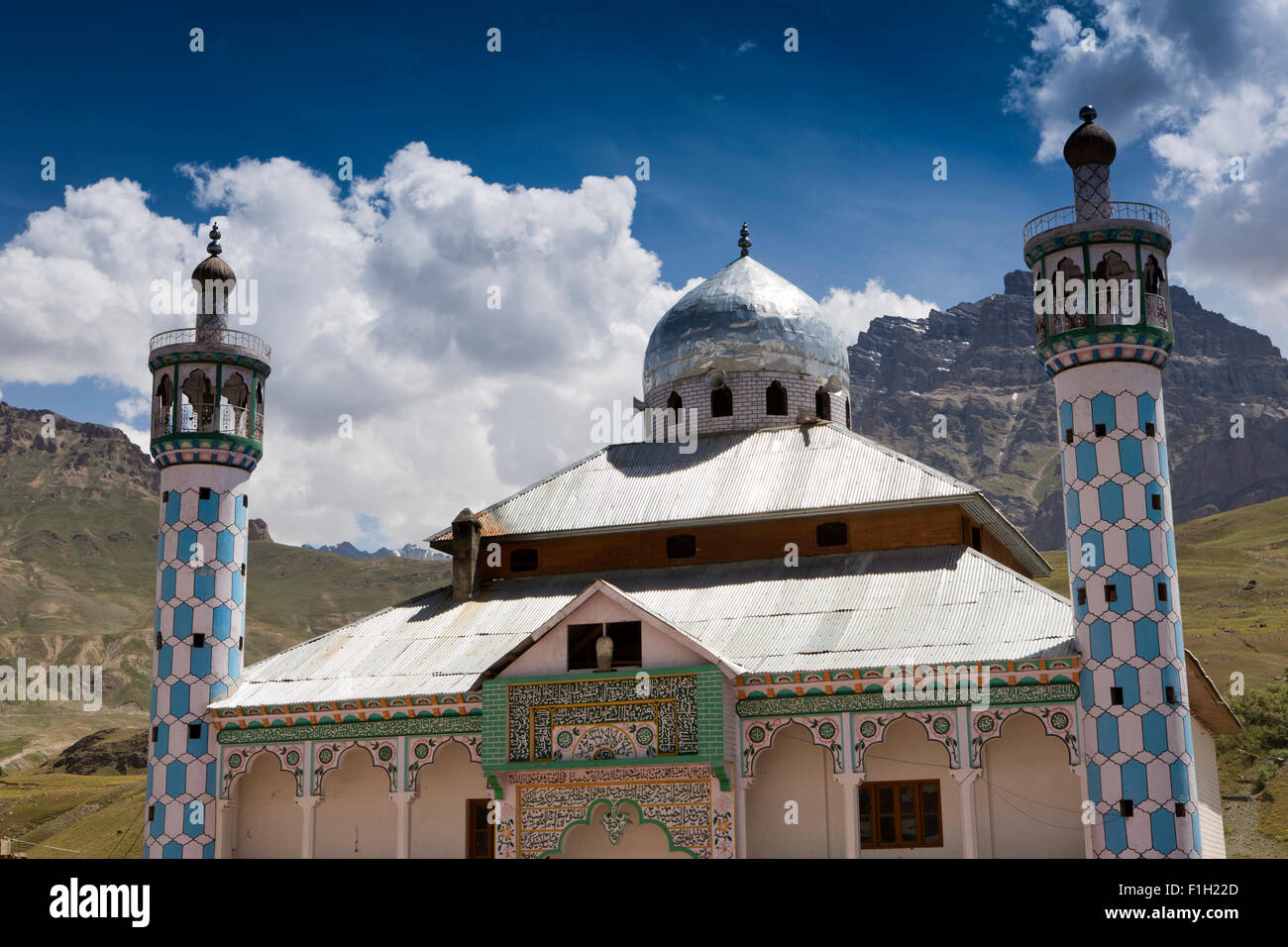 N3460India, Jammu & Kashmir, Srinagar a Leh Highway Drass, pequeña mezquita visto contra fondo montañoso Foto de stock