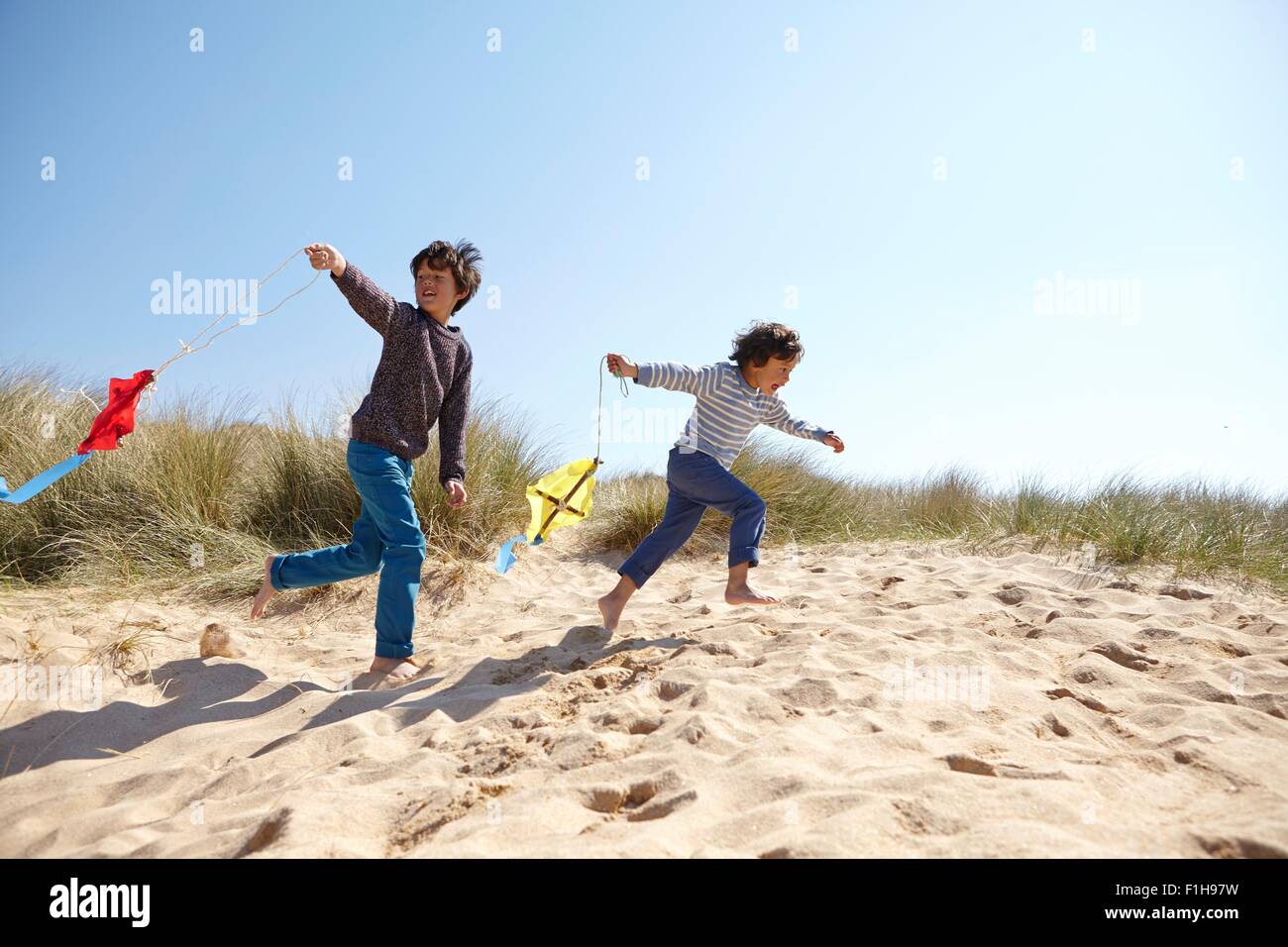 Dos chicos, cometas en la playa Foto de stock