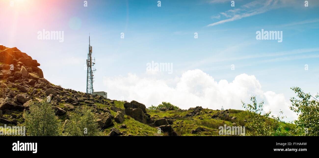 Vista panorámica de ángulo bajo de teléfono celular en la colina del mástil, REINO UNIDO Foto de stock