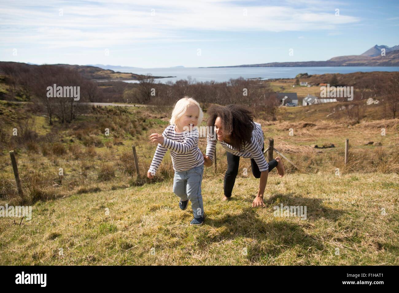 Persiguiendo la madre hijo en campo, la Isla de Skye, Hébridas, Escocia Foto de stock
