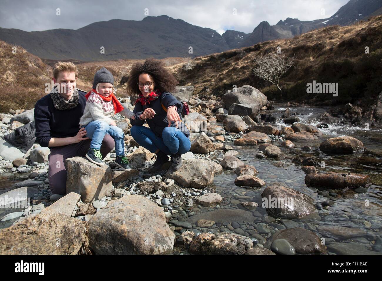 Familia por stream, Cuento de piscinas, Isla de Skye, Hébridas, Escocia Foto de stock