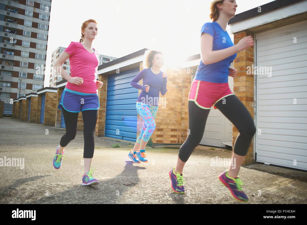 Tres mujeres que ejerzan y footing juntos Foto de stock