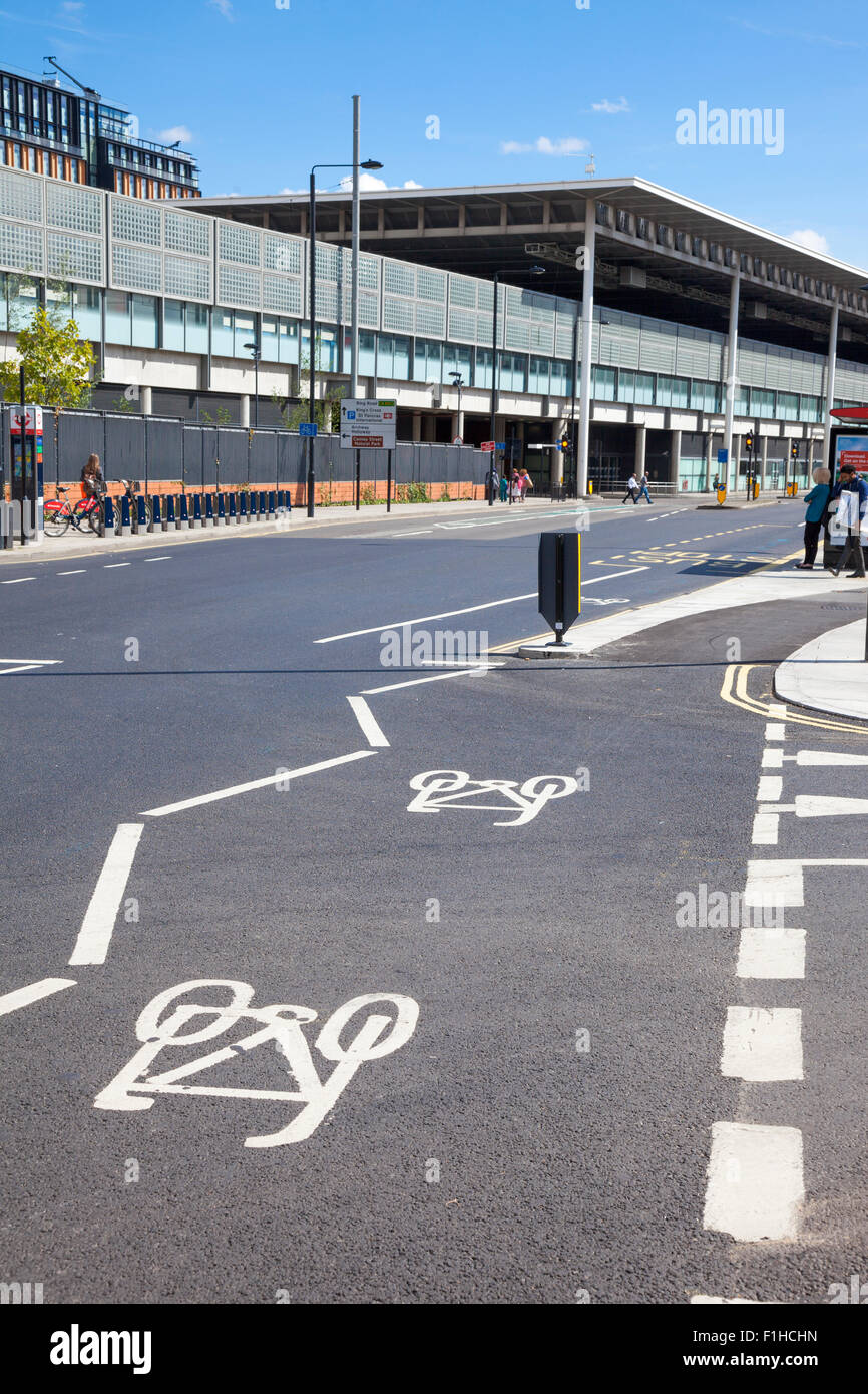 El 28 de agosto de 2015 - Londres, Reino Unido - El norte-sur super autopista de bicicletas está dispuesta en el St Pancras y King's Cross Area Foto de stock