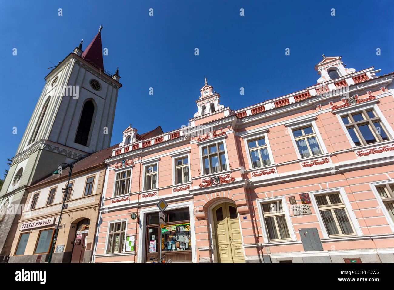 La torre de la campana y una puerta barroca, Blatna, al sur de Bohemia, República Checa, Europa Foto de stock