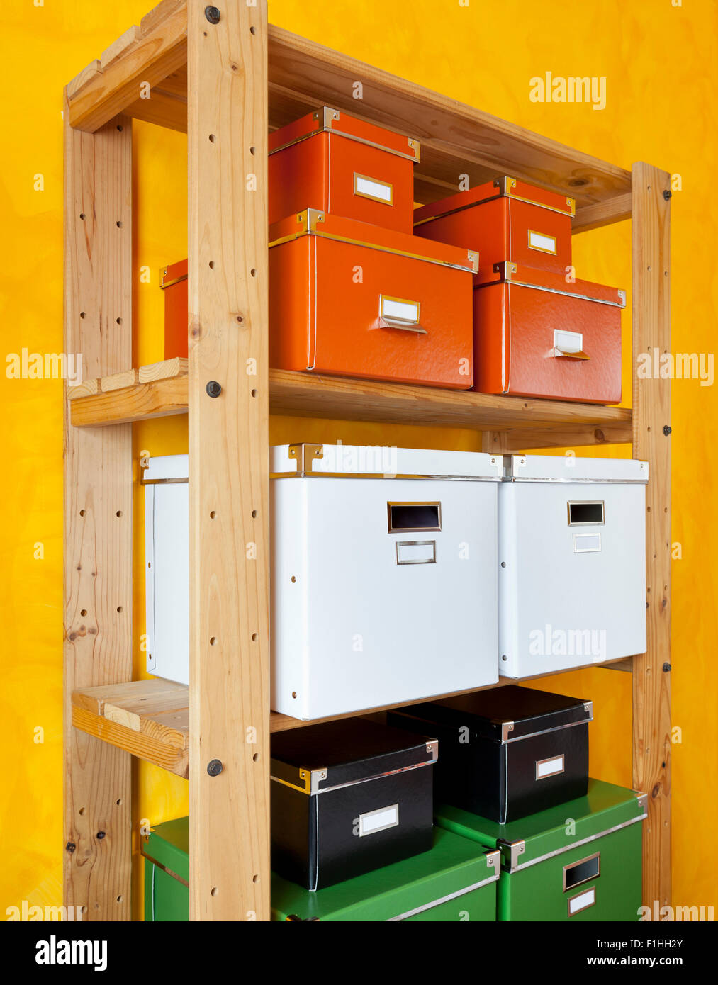 Cajas de cartón de color para organizar Fotografía de stock - Alamy