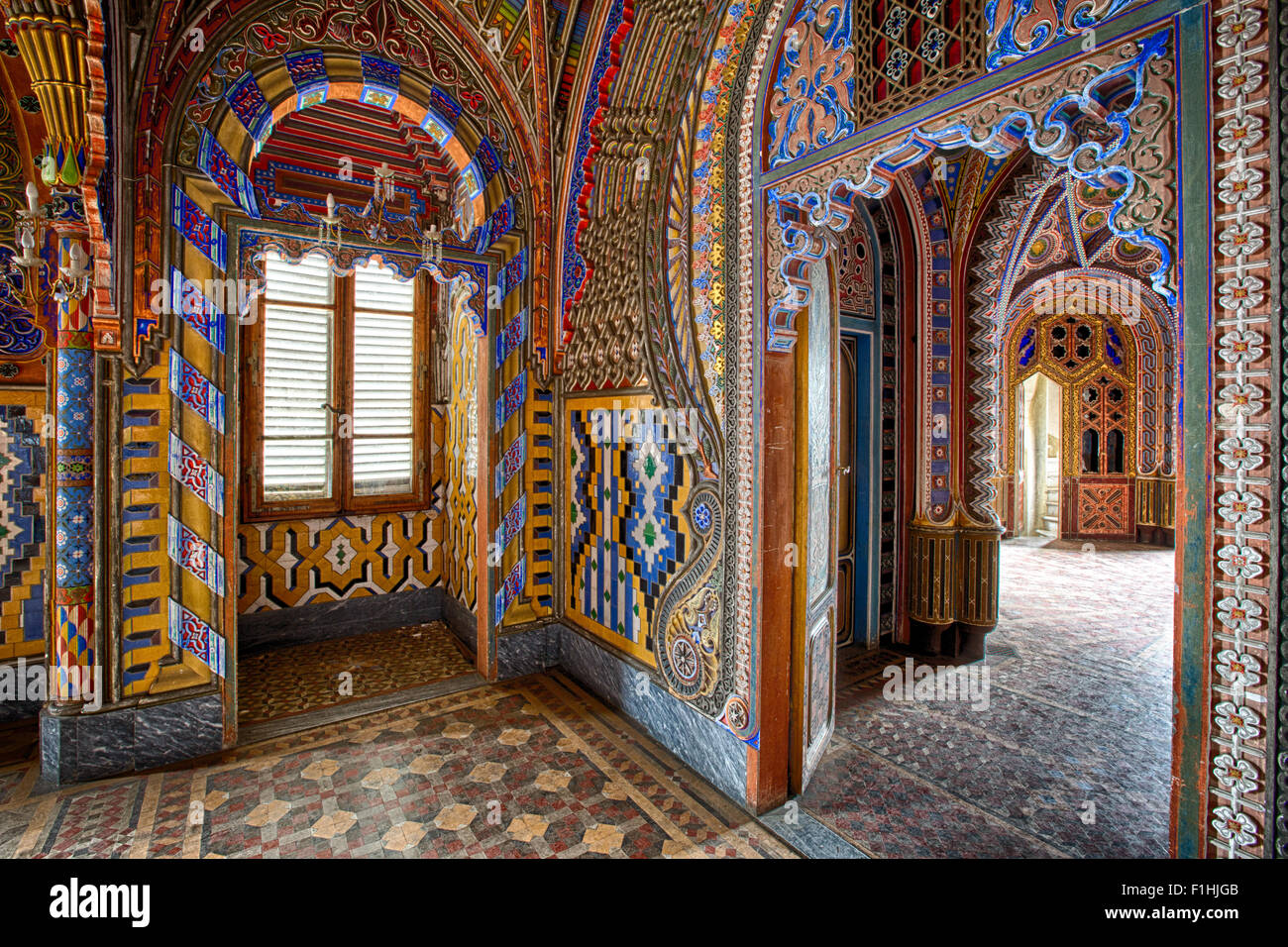 La arquitectura interior del palacio de estilo morisco de 1001 noches con decoración de fantasía Foto de stock