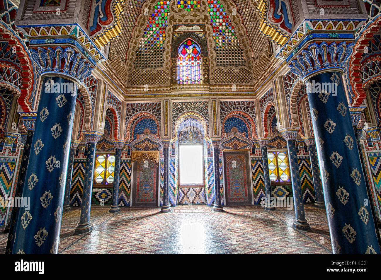 Palacio de estilo morisco interior detalles de la arquitectura de cuento de hadas árabe Foto de stock