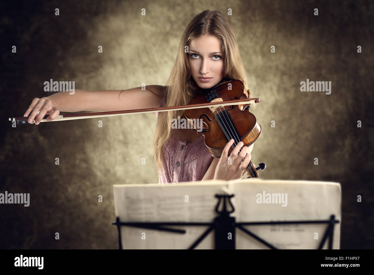 Young female artist playing violin fotografías e imágenes de alta  resolución - Alamy