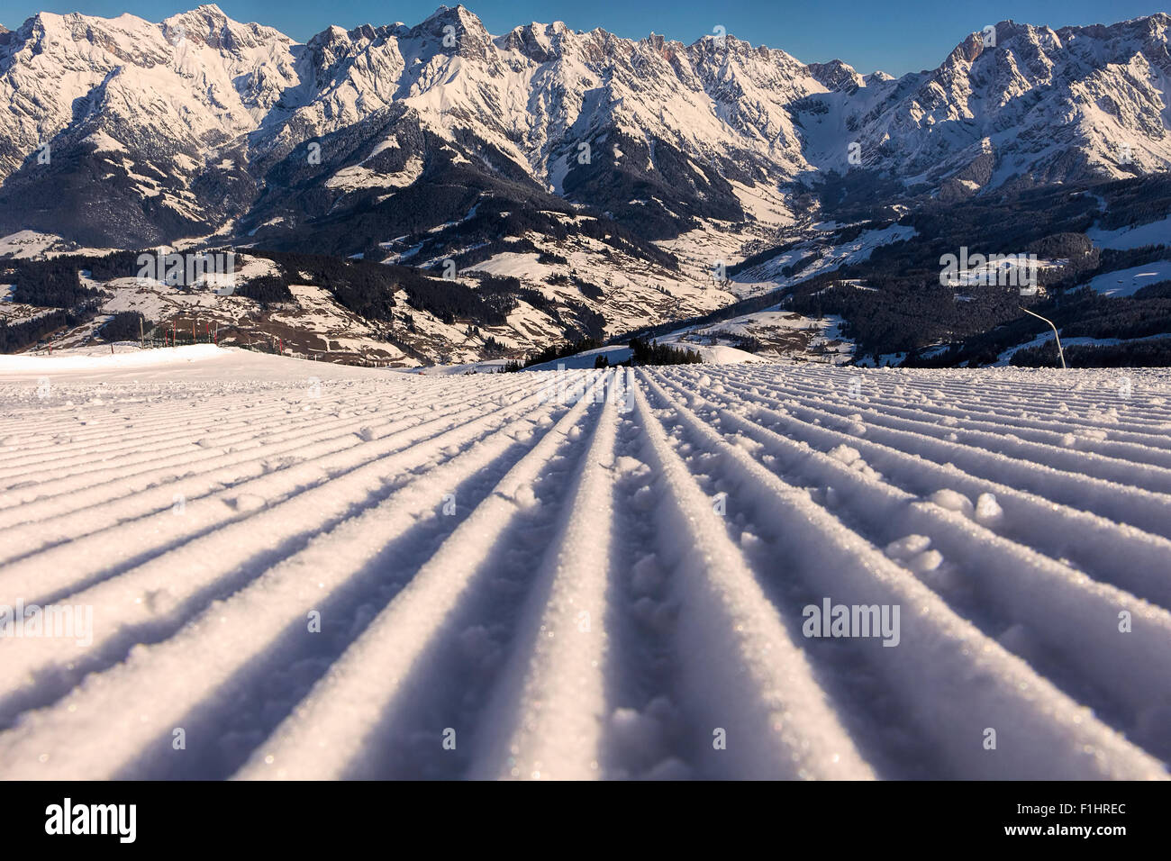 Perfecto preparado Ski Slope en bellos Alpes Austríacos para vacaciones de invierno. Foto de stock