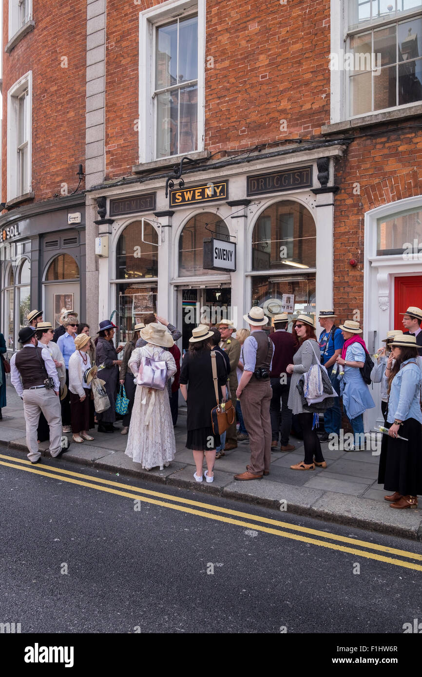 Grupos turísticos visite Swenys químico tienda que aparece en la novela de James Joyce Ulysses. Lincoln Place, Dublín, Irlanda. Foto de stock
