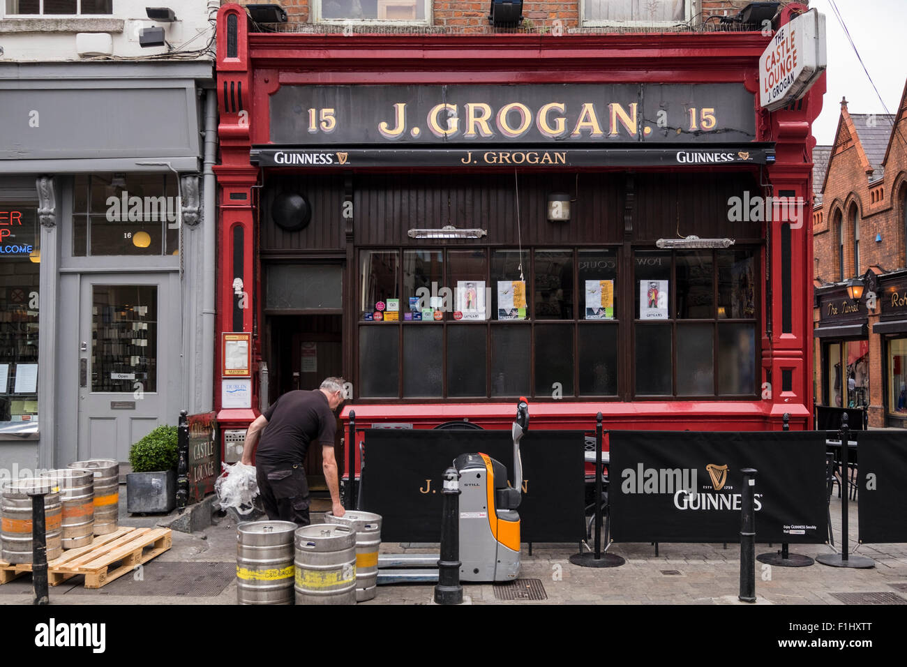 J. Grogans Castle Lounge pub y bar en Dublins creative trimestre, South William Street, Dublín, Irlanda. Foto de stock