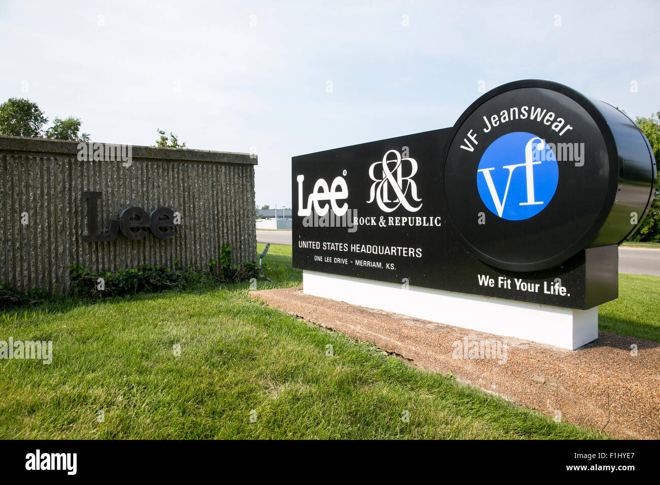 Un logotipo firmar fuera de la sede de Lee Jeans, una división de la VF Corporation en Merriam, Kansas el 23 de agosto de 2015. Foto de stock
