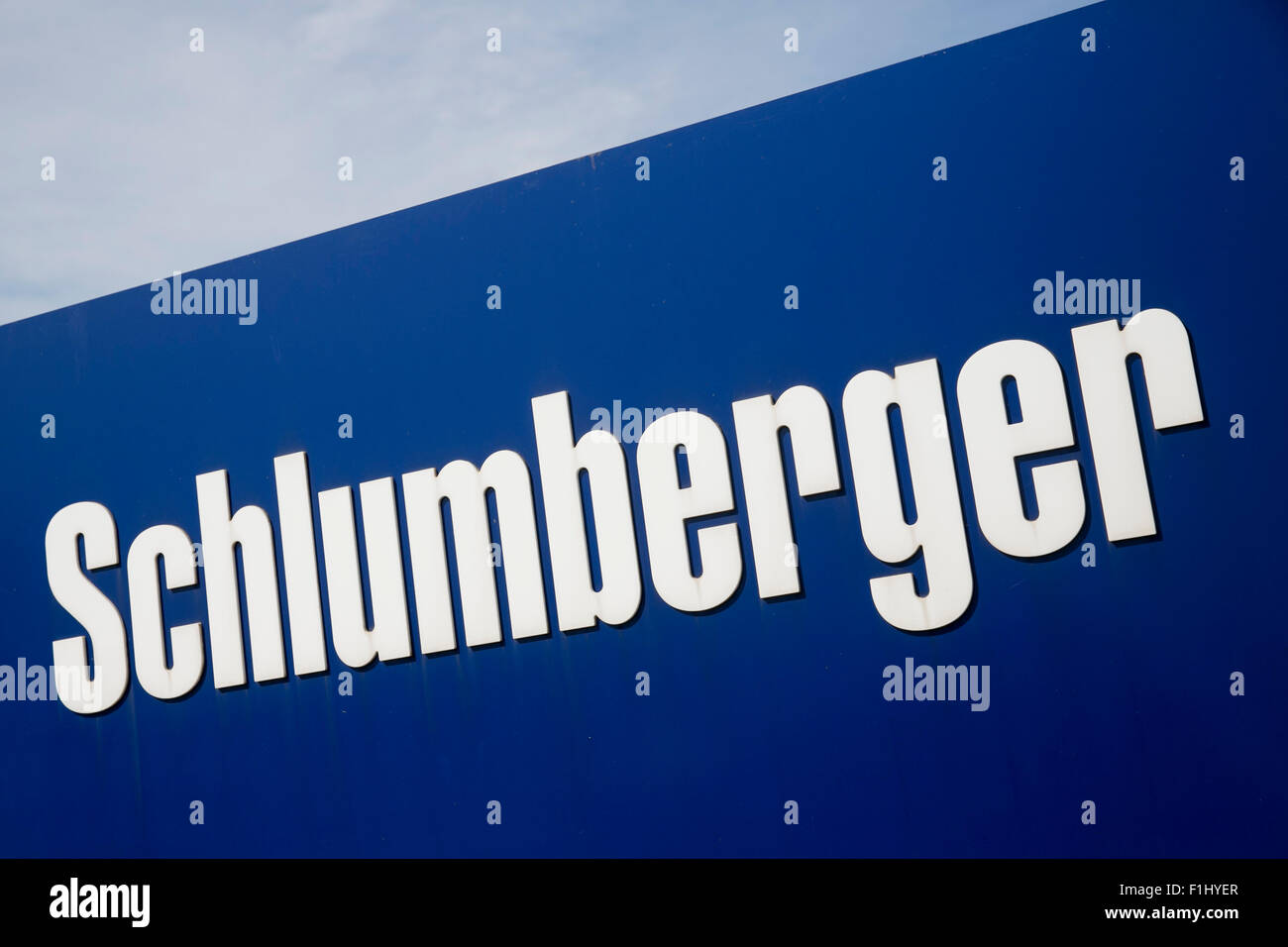 Un logotipo cartel fuera de una instalación operada por Schlumberger Limited, en Lawrence, Kansas, el 23 de agosto de 2015. Foto de stock