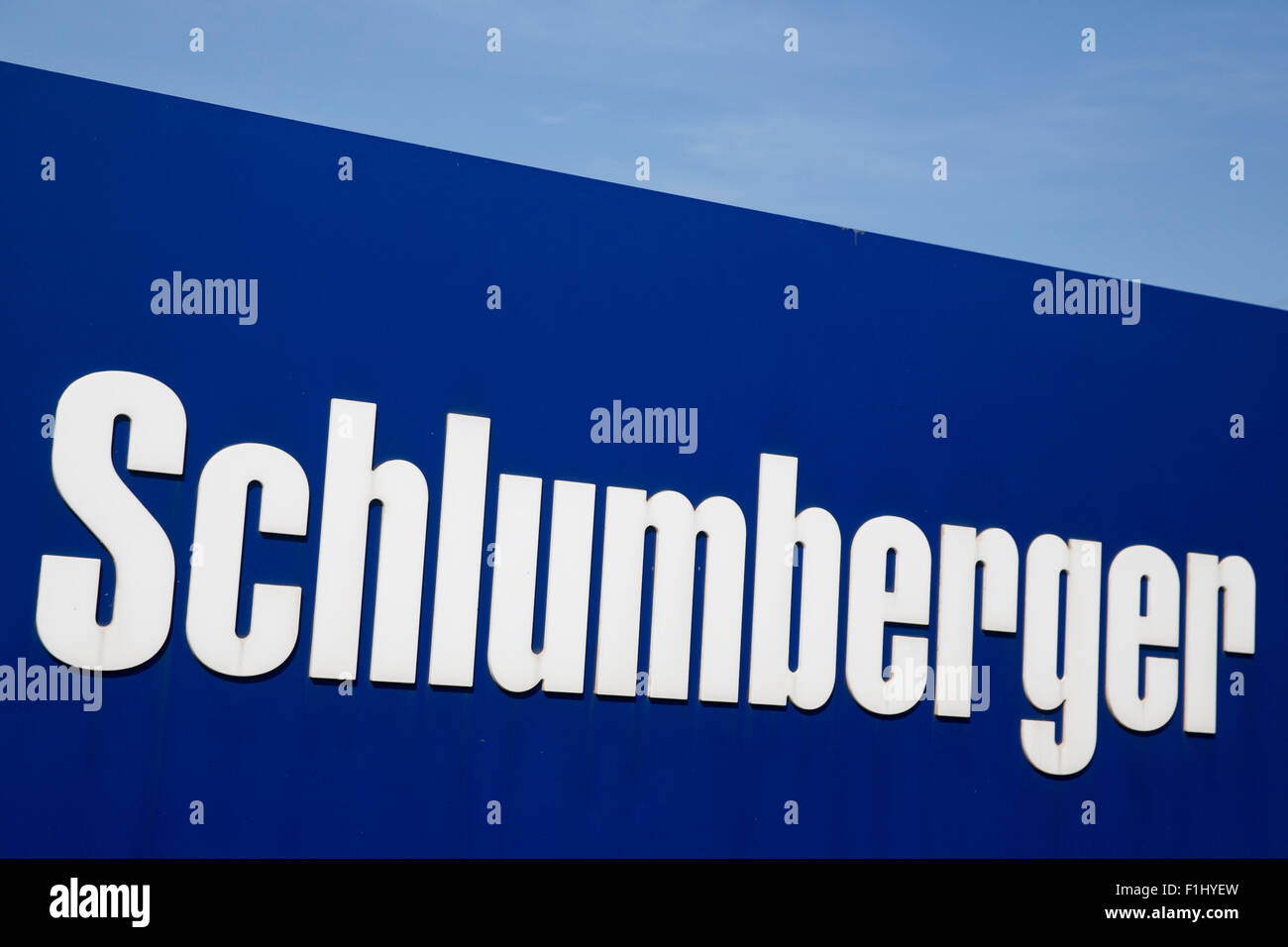 Un logotipo cartel fuera de una instalación operada por Schlumberger Limited, en Lawrence, Kansas, el 23 de agosto de 2015. Foto de stock