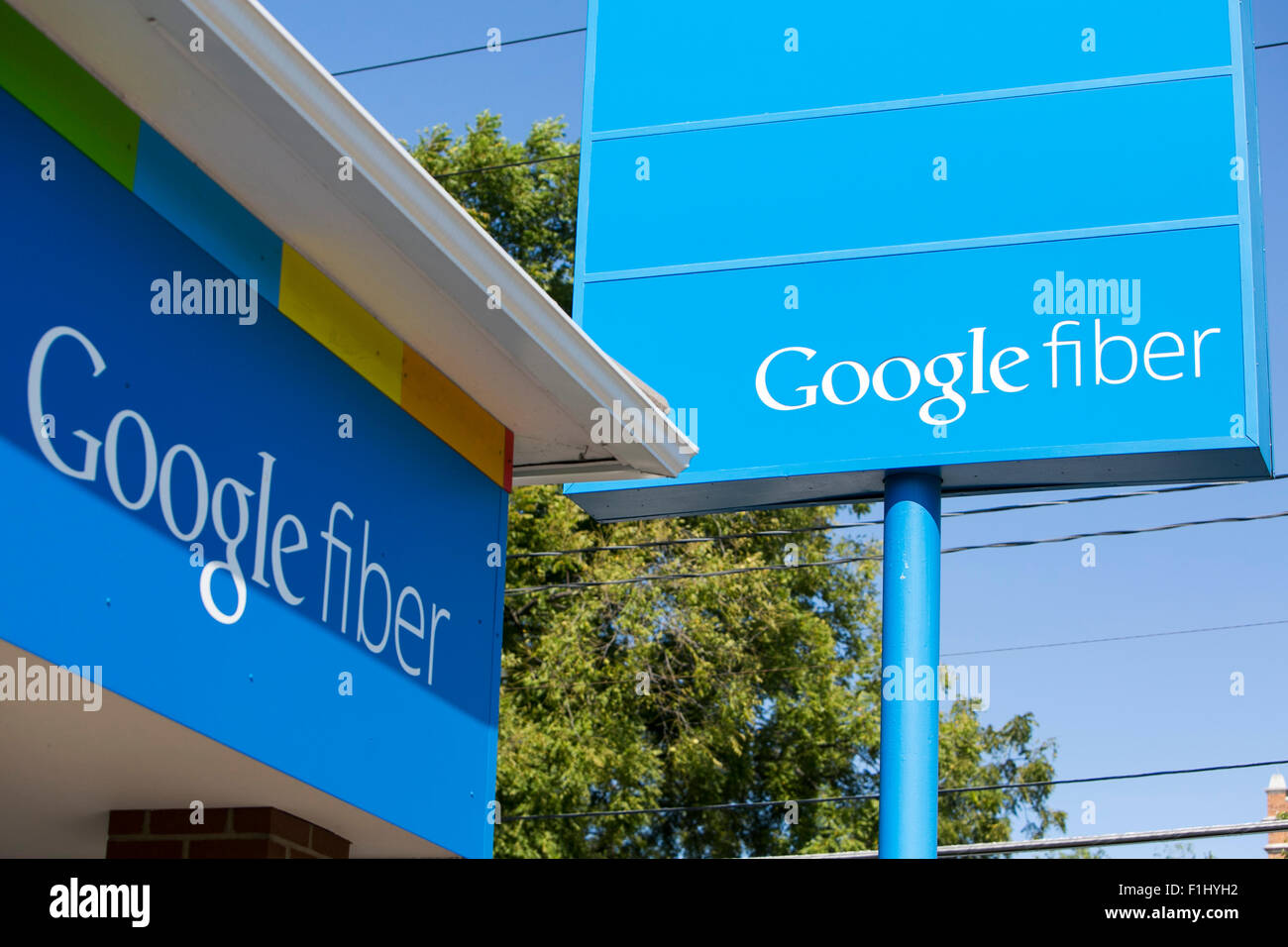 Un logotipo cartel fuera de una oficina de ventas de fibra de Google en Kansas City, Missouri, el 23 de agosto de 2015. Foto de stock