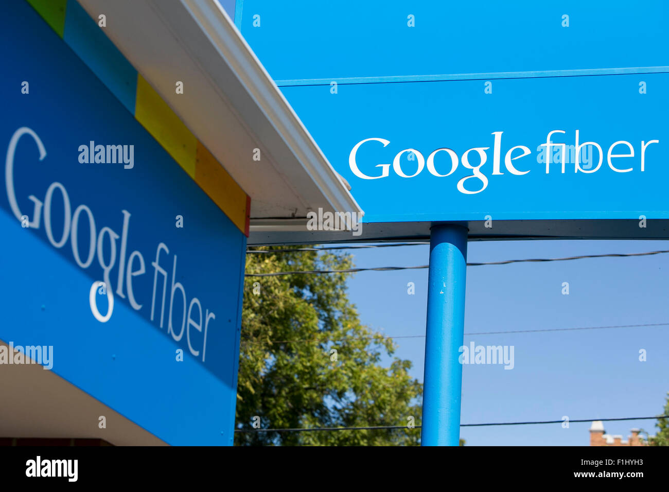 Un logotipo cartel fuera de una oficina de ventas de fibra de Google en Kansas City, Missouri, el 23 de agosto de 2015. Foto de stock