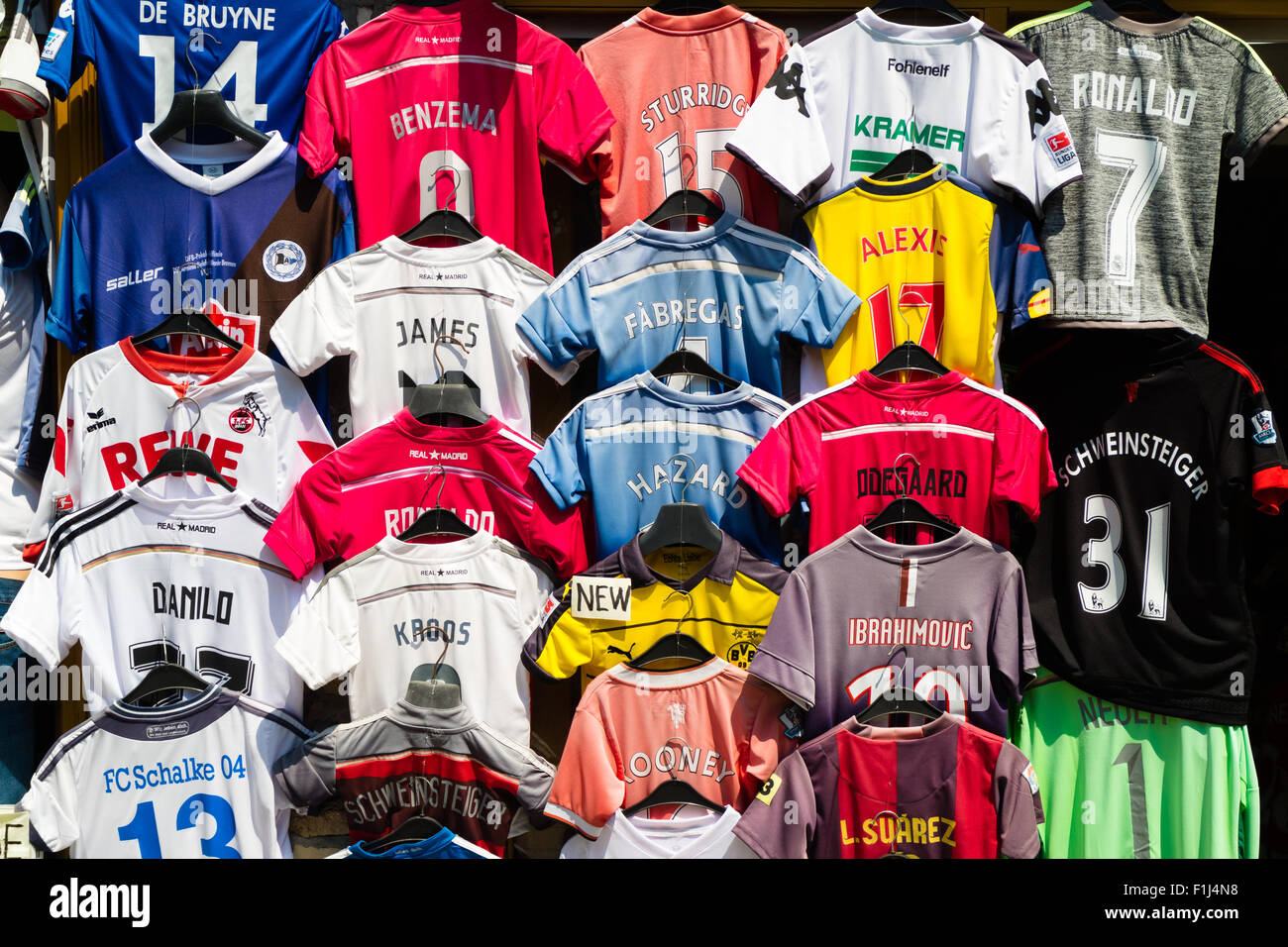 Réplicas de camisetas de fútbol colgando fuera de una tienda Fotografía de  stock - Alamy