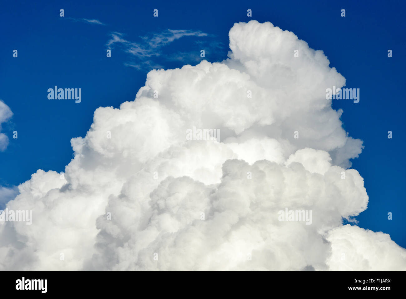 Las nubes cirros contra el cielo azul, cerca del aeropuerto de Heathrow, Greater London, England, Reino Unido Foto de stock