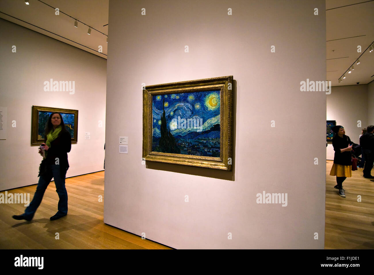 El óleo sobre lienzo pintura titulada La noche estrellada de Vincent van  Gogh en el Museo de Arte Moderno de Nueva York Fotografía de stock - Alamy