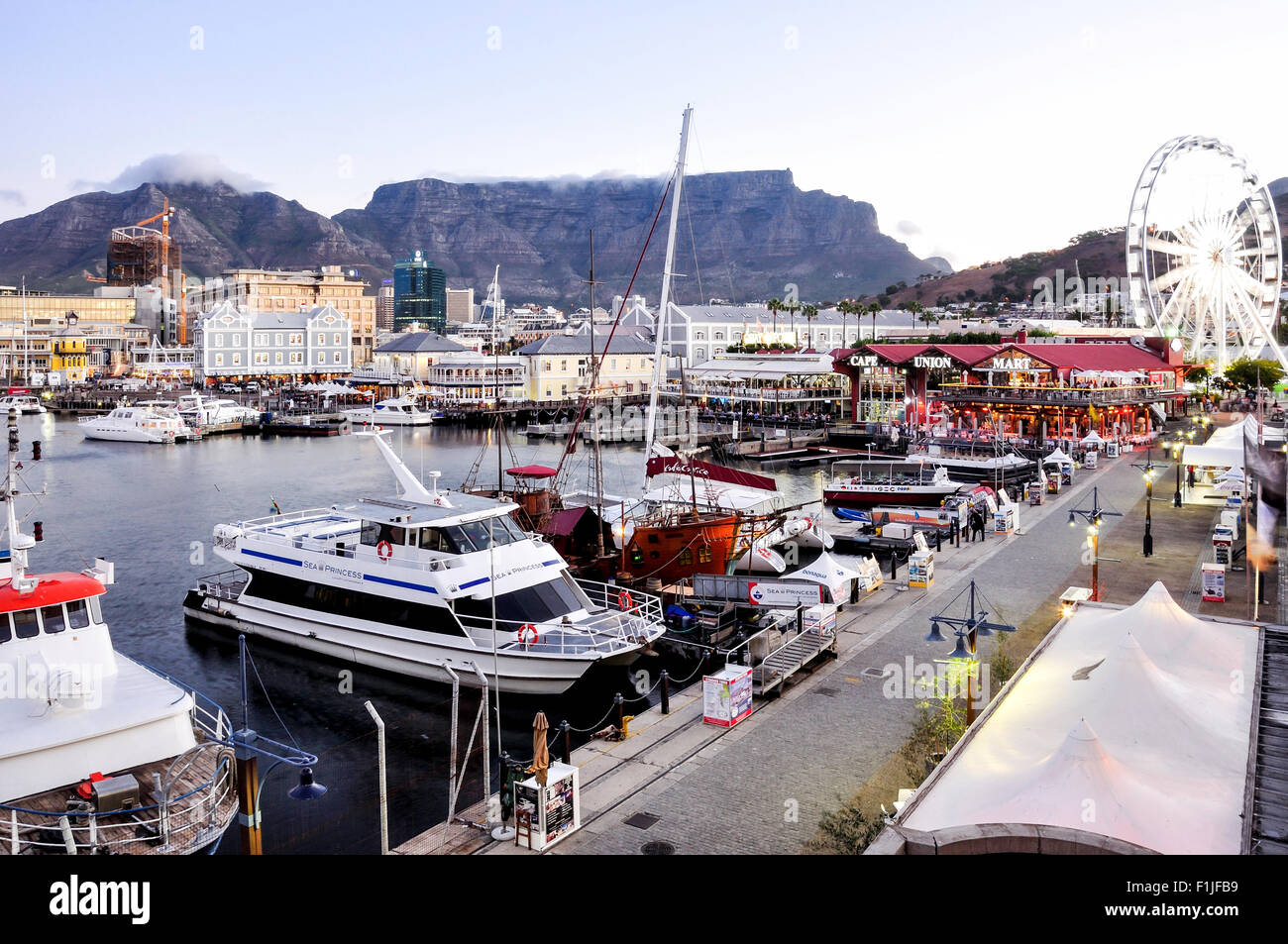 Victoria & Albert Waterfront al anochecer, Ciudad del Cabo, en la provincia de Western Cape, Sudáfrica Foto de stock