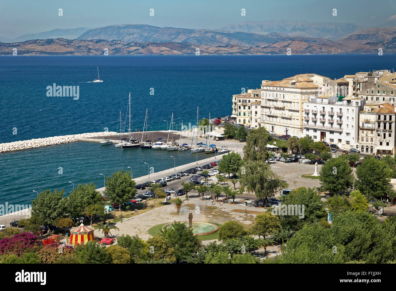 Vista desde la nueva fortaleza a la vivienda, al puerto y al mar, el centro histórico, la ciudad de Corfú, Sitio del Patrimonio Mundial de la Unesco Foto de stock