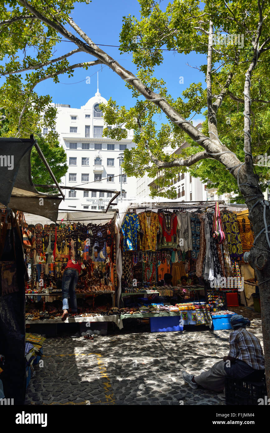 Los puestos de mercado en Green Market Square, el CDB, Ciudad del Cabo, en la provincia de Western Cape, Sudáfrica Foto de stock