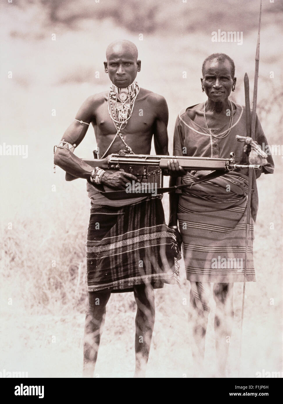 Retrato de dos hombres Masai celebración al aire libre de armas, Kenya Foto de stock