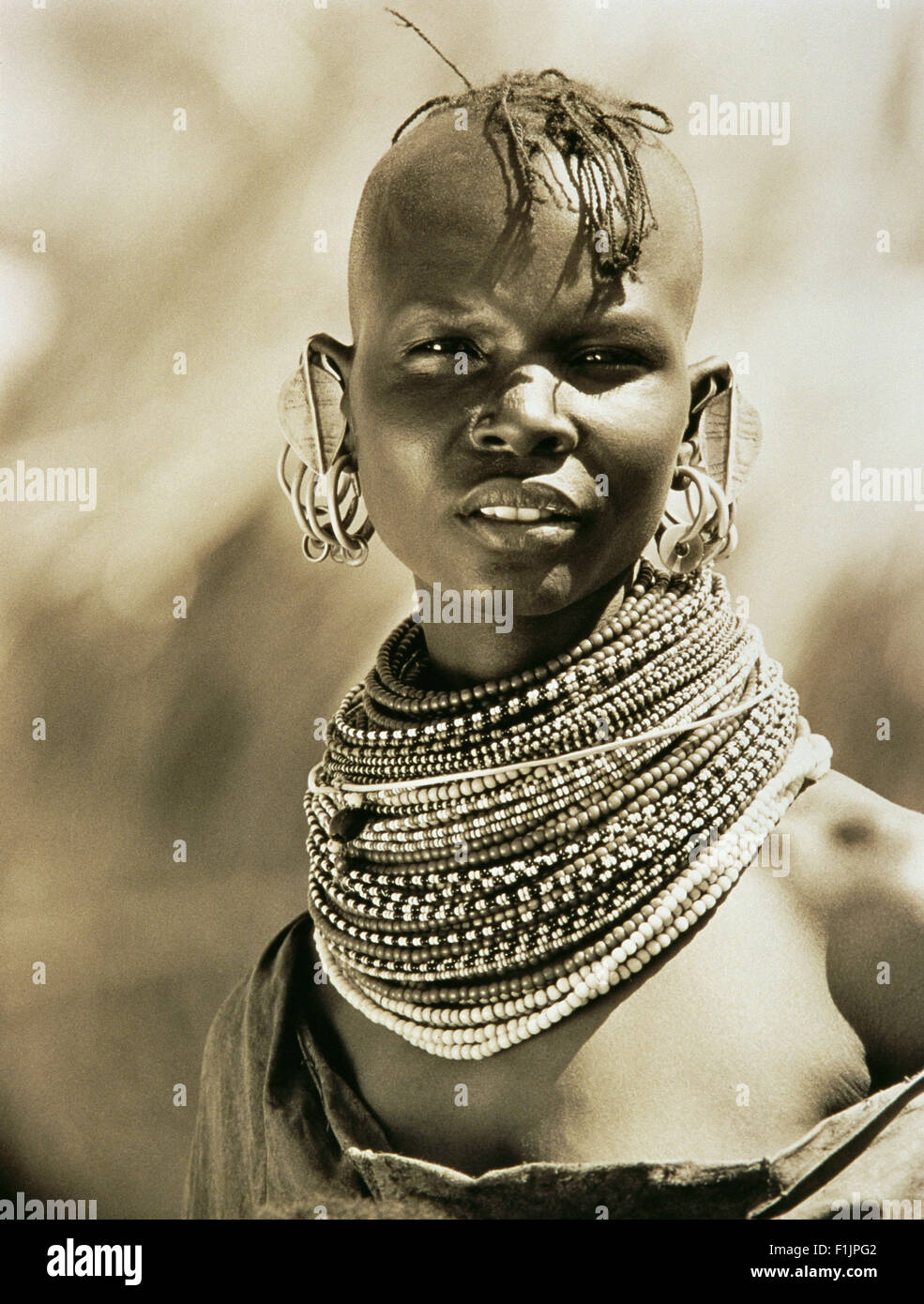 Retrato de mujer Masai vistiendo cordones alrededor del cuello, Namibia, África Foto de stock