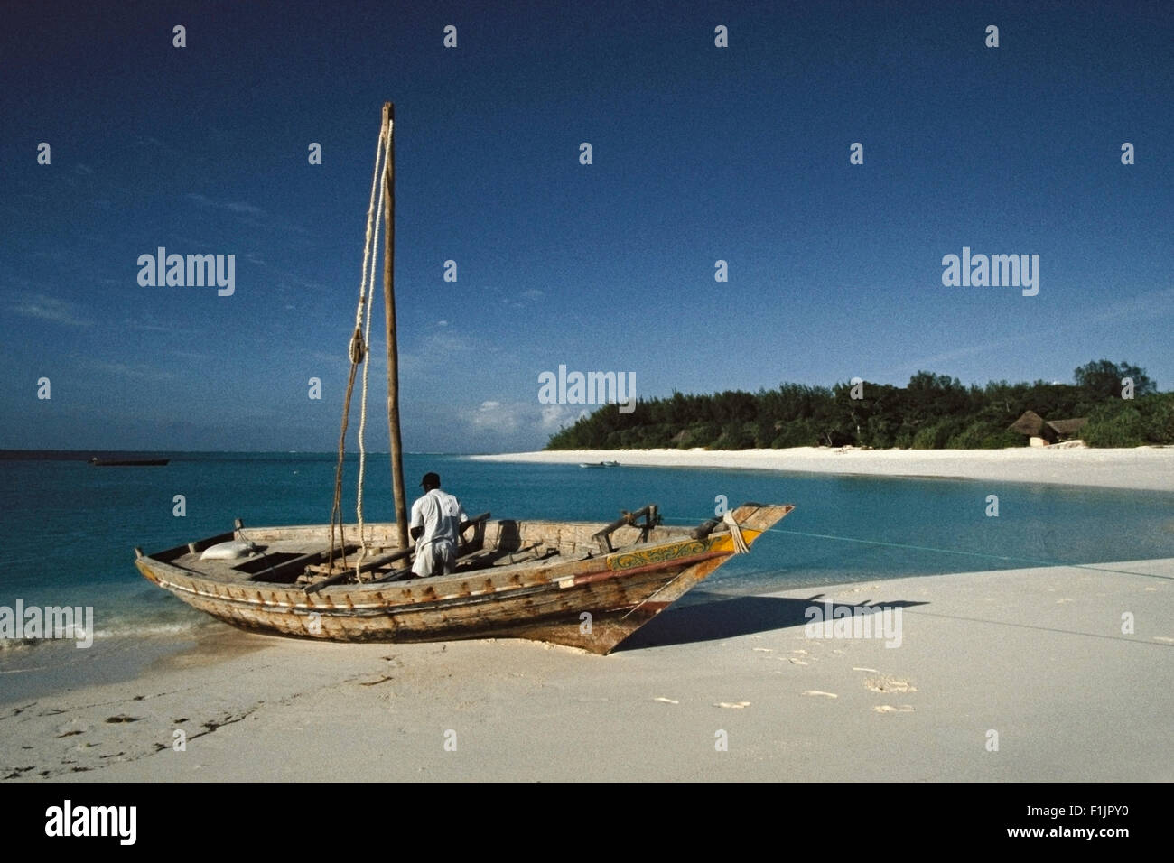 Pescador en el Barco Playa Zanzíbar, Tanzania, África Foto de stock