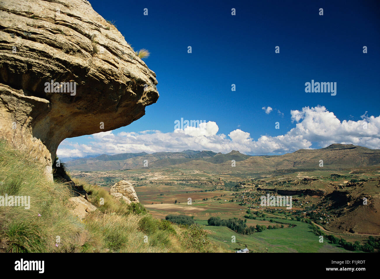 Rock y tierras de labranza, Clarens, montañas Maluti, Estado Libre, Sudáfrica Foto de stock