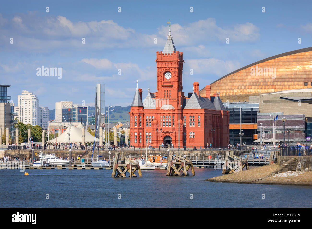 Pier House Bahía de Cardiff Cardiff Gales con centro Millenium en segundo plano. Foto de stock