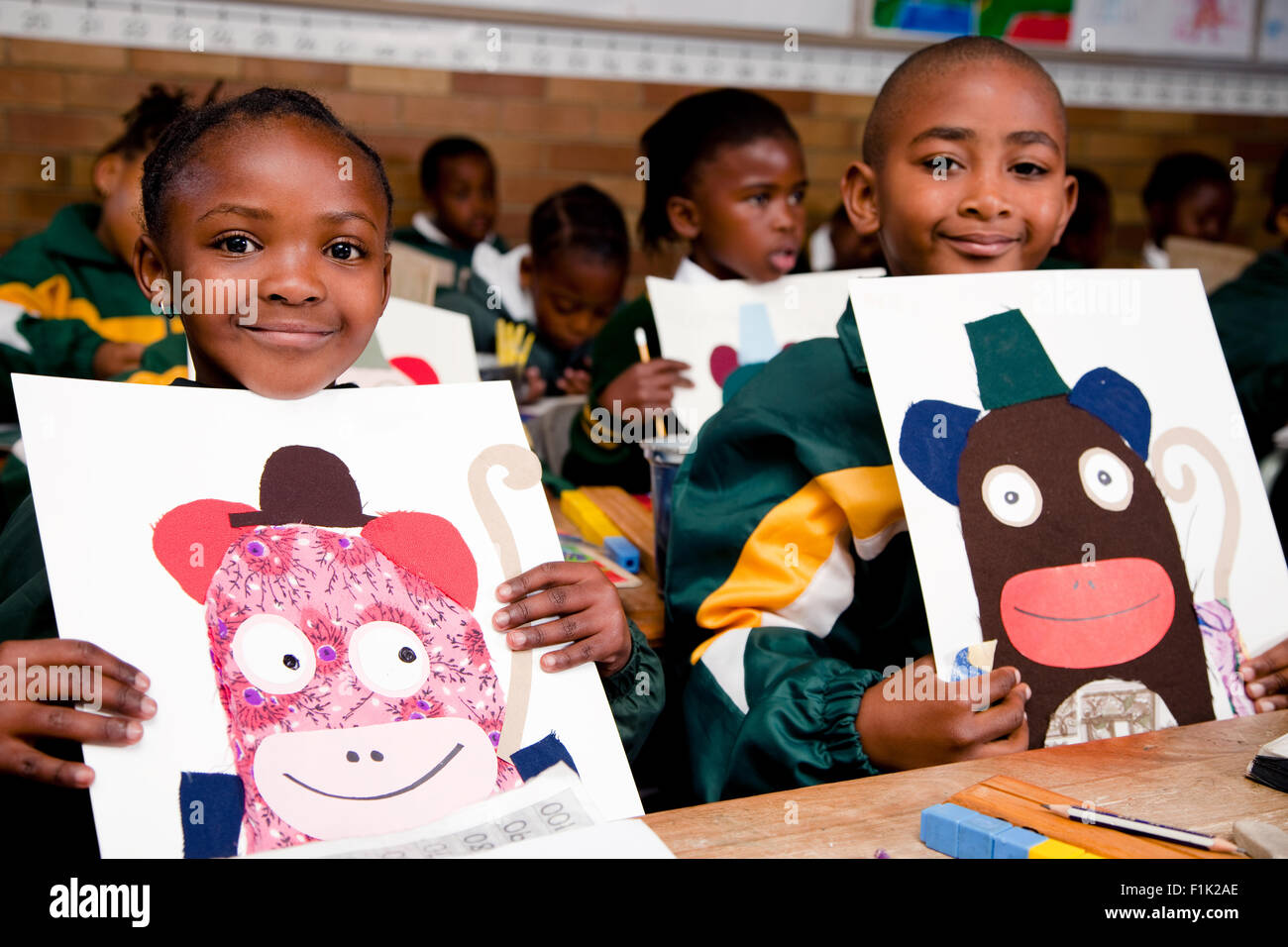 Dos niños sosteniendo sus obras de arte, la escuela primaria, Meyerton Meyerton, Gauteng Foto de stock